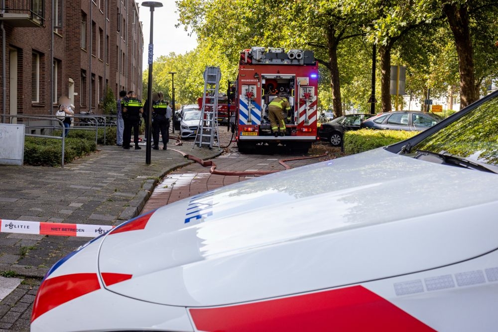 Brand in keuken van woning in Vlaardingen-Centrum, buren moeten buiten wachten