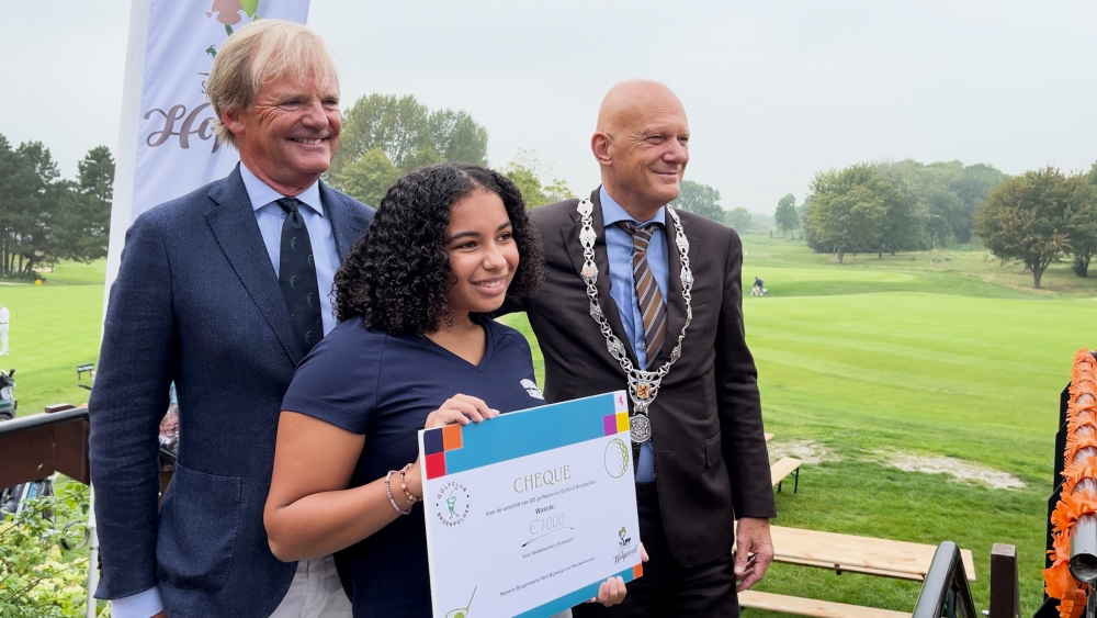 Een bedrag van duizend euro en tweehonderd golfballen voor kinderboerderij