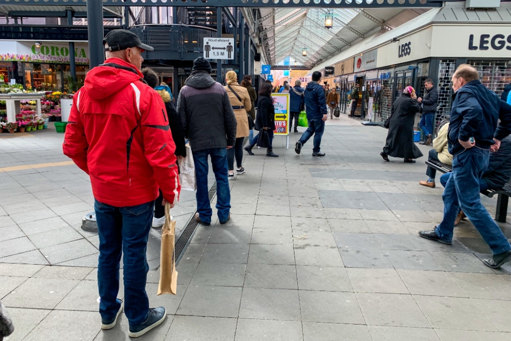 Lange rij voor de supermarkt