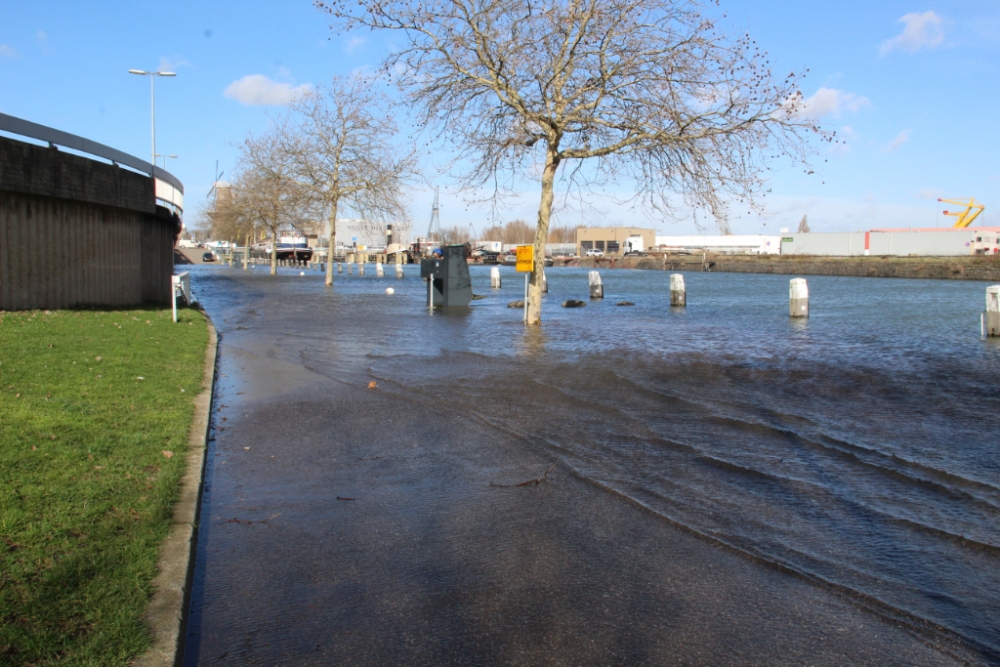 Kade in Schiedam onder water