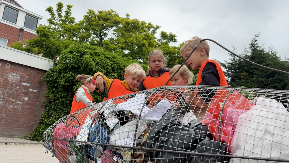 Babyharingen tegen zwerfafval: 'Als je afval op straat gooit, wordt de wereld ziek'