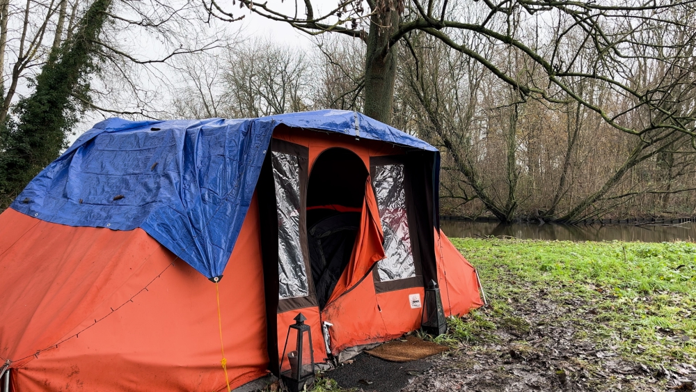 Alex woont noodgedwongen in een tent in het Beatrixpark: ‘Er moet daklozenopvang komen in Schiedam’