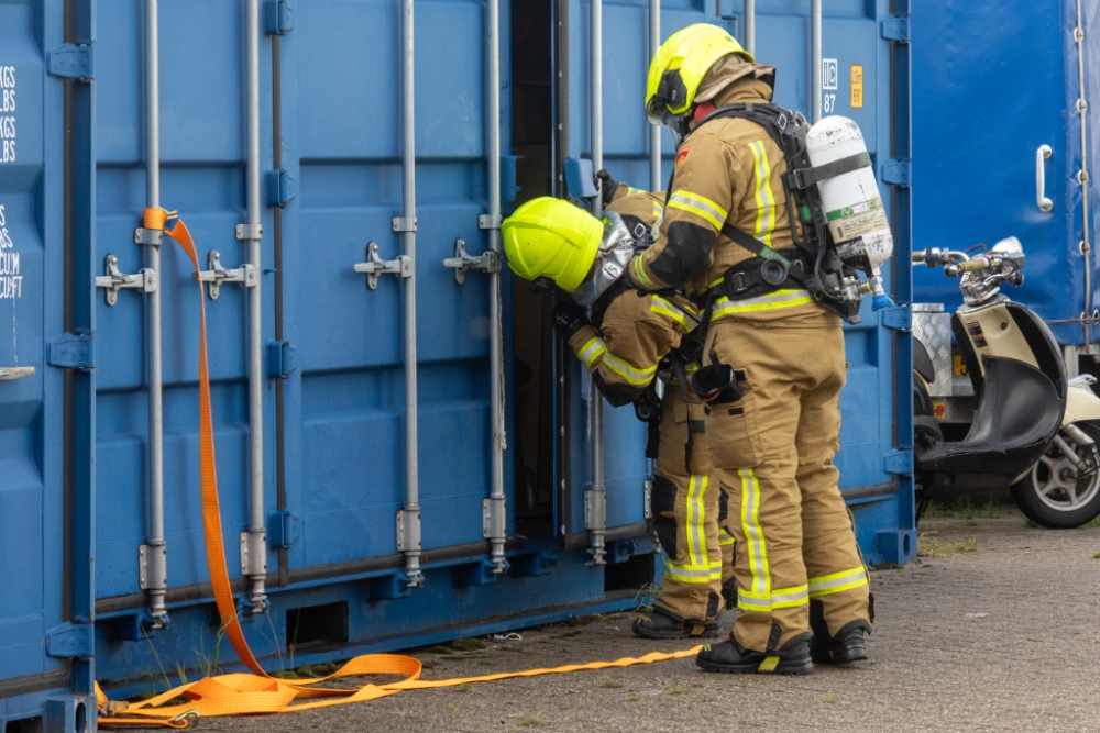 De container werd voorzichtig opengemaakt door de brandweer