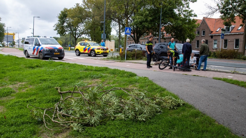 Afgebroken tak valt op fietser, die gewond raakt aan zijn hoofd