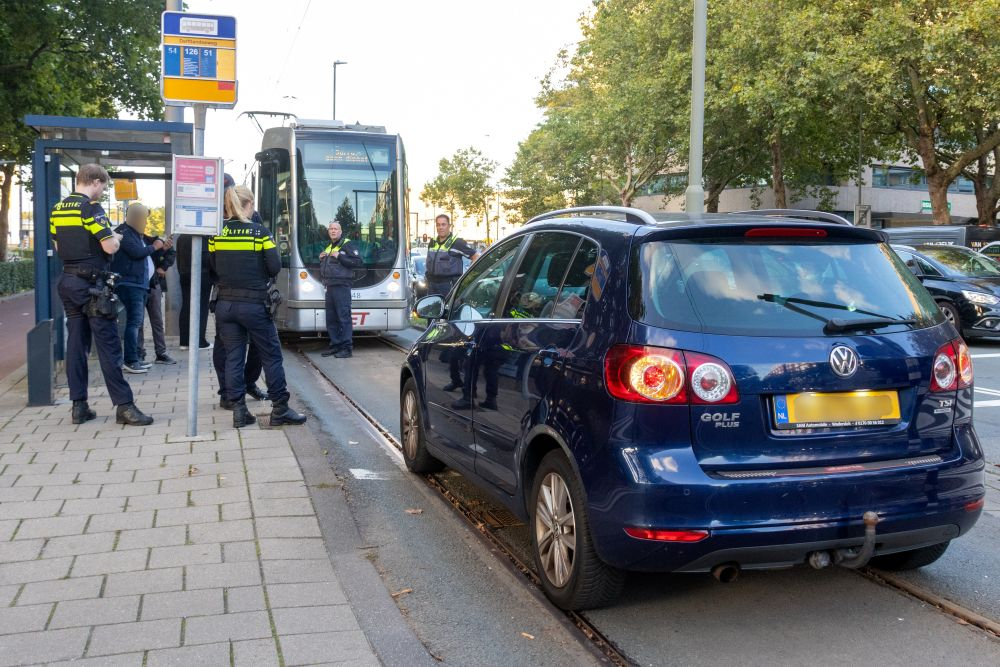 Automobilist rijdt tegen het verkeer de trambaan op en botst op tram