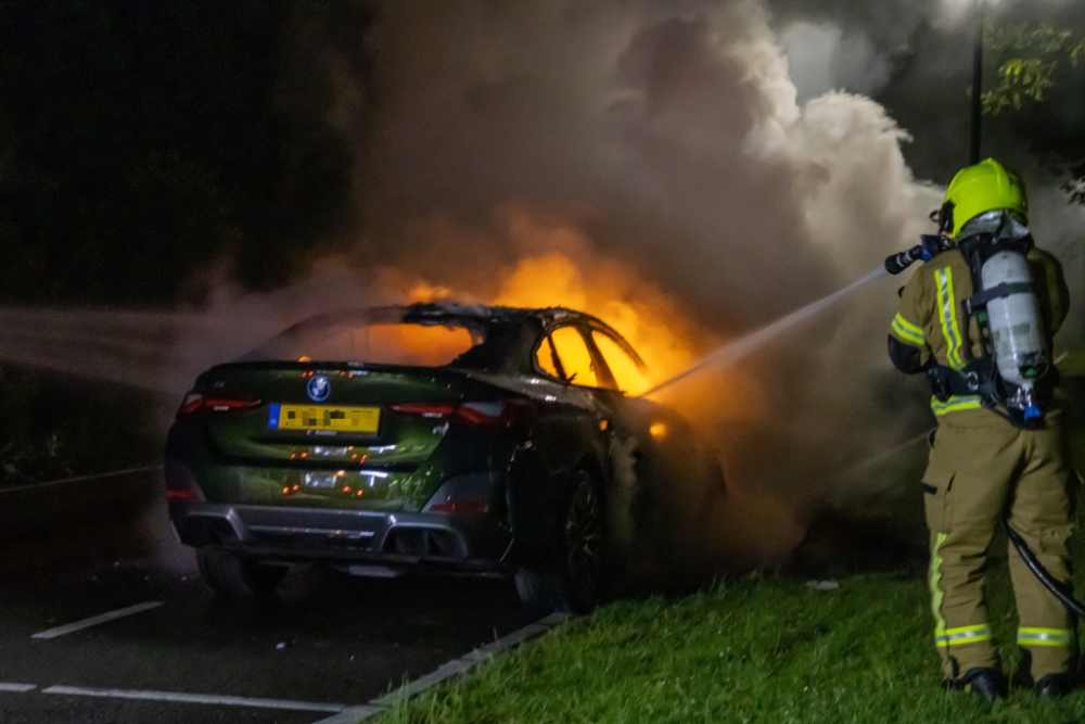 Dure auto volledig uitgebrand in Schiedam