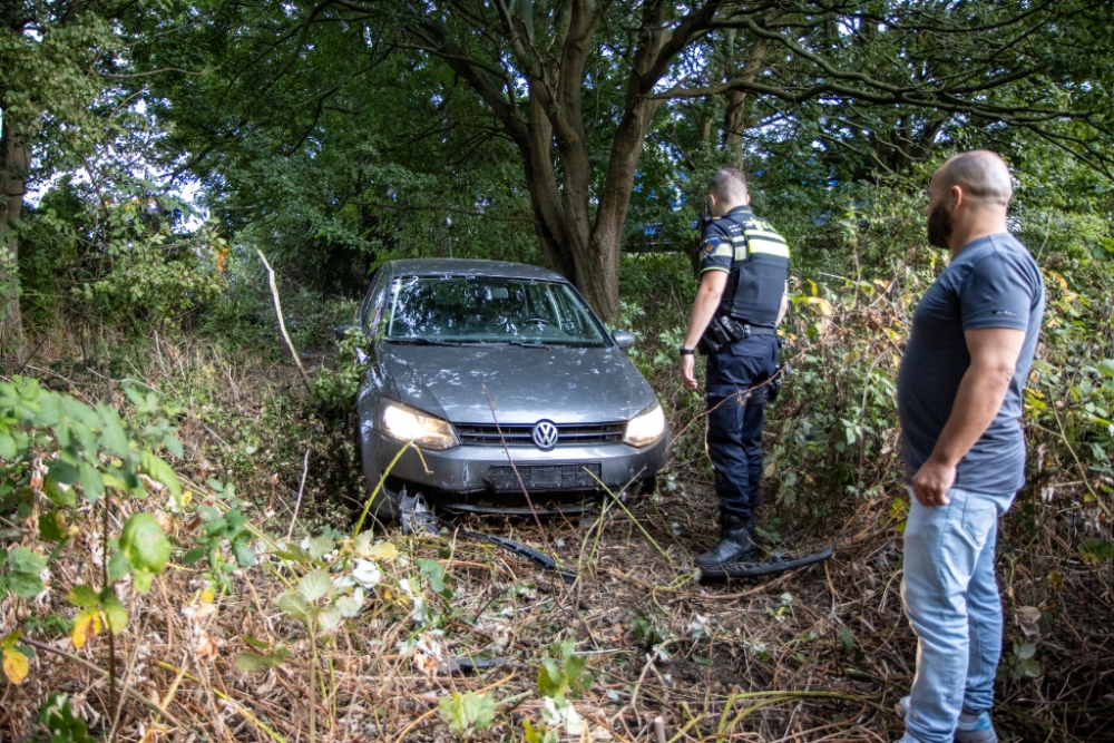 Auto vliegt uit de bocht op afrit A20
