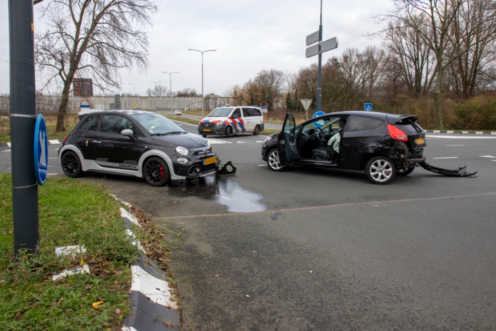 Auto&#039;s botsen flink op de Hargalaan