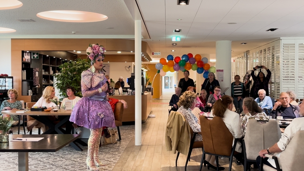 Zonnehuis in Vlaardingen straalt regenboogkleuren uit tijdens opening Roze Café