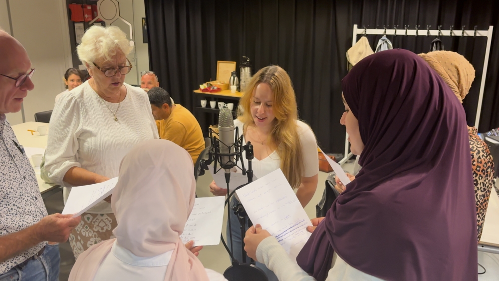Nederlands leren op de maat van de beat: taalcursisten leren door te rappen