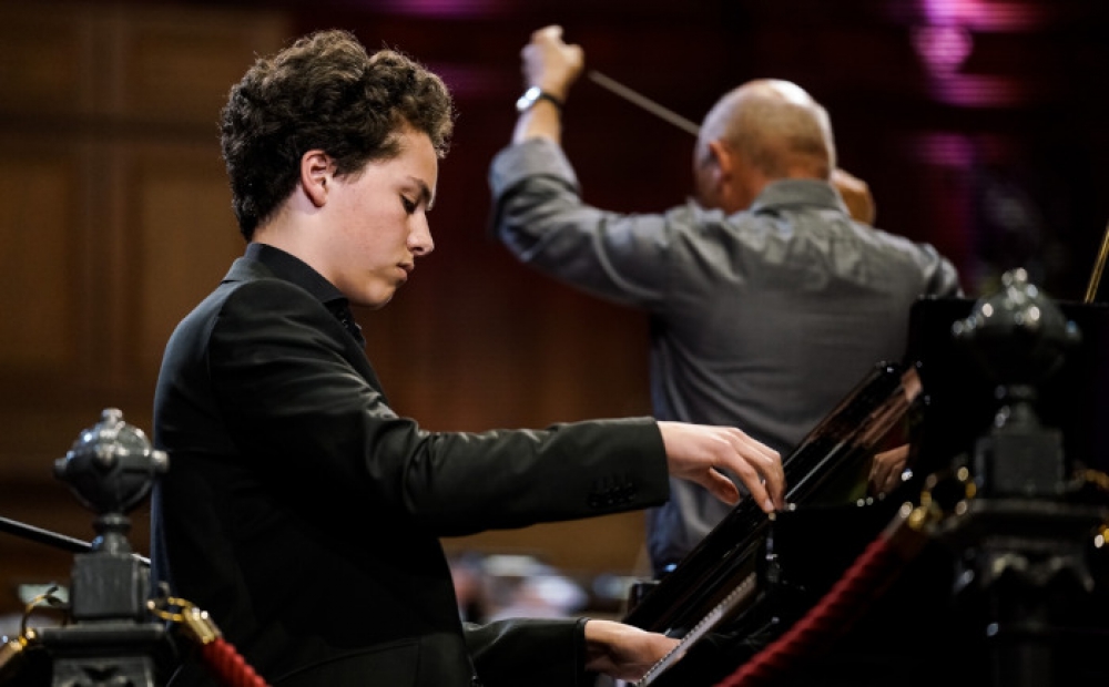 Jong pianotalent Nikola Meeuwsen treedt op in Westvest90-kerk