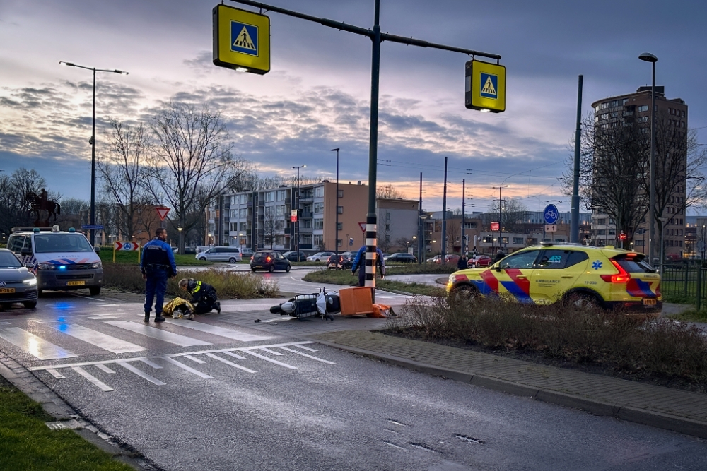 Bestuurder bezorgscooter raakt gewond door aanrijding met auto