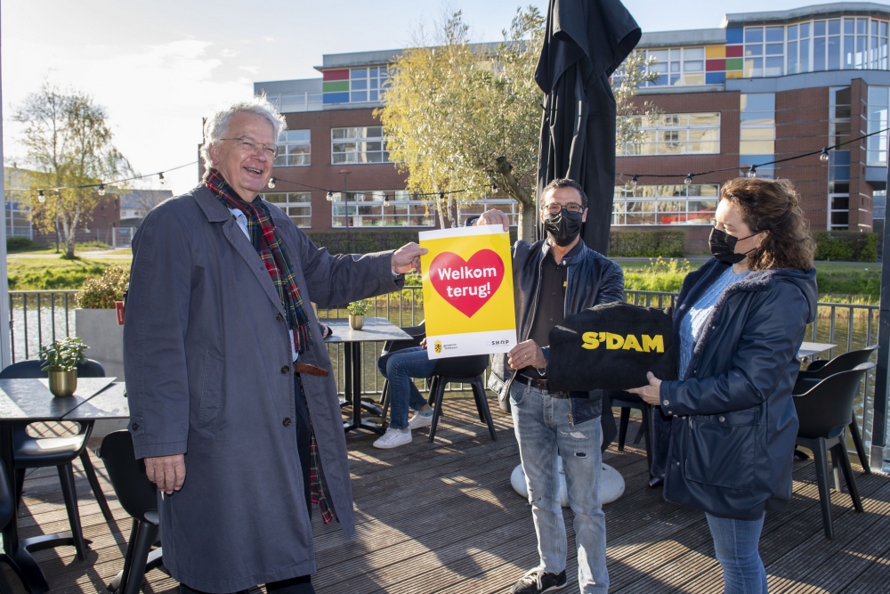 ‘Welkom Terug’ voor Schiedamse horecaondernemers en winkeliers, gemeente schenkt verwarmde zitkussens