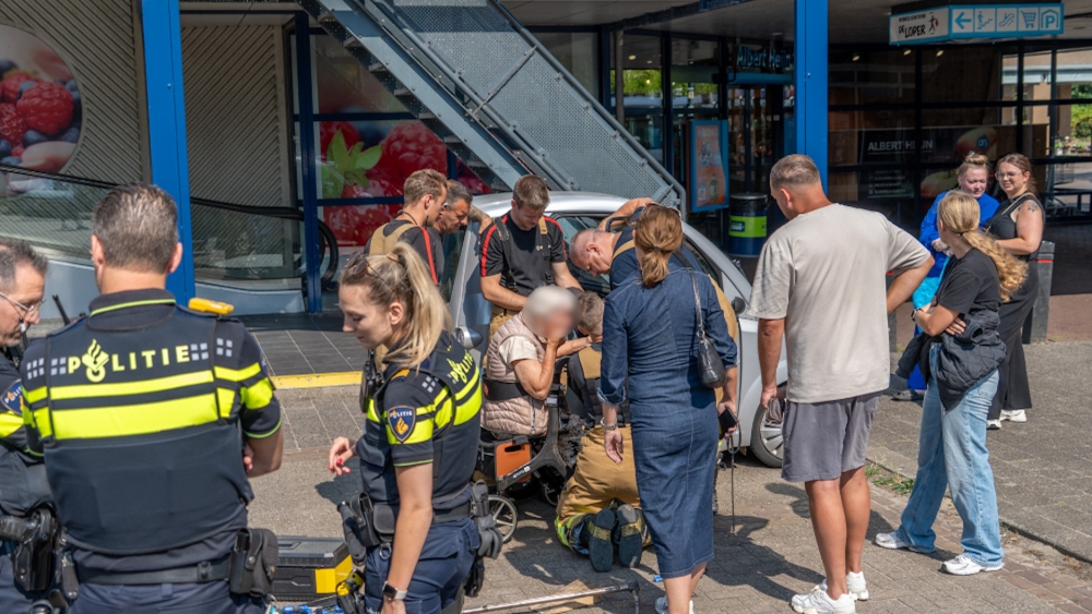 Vrouw stopt vinger in brommobiel en zit een half uur klem