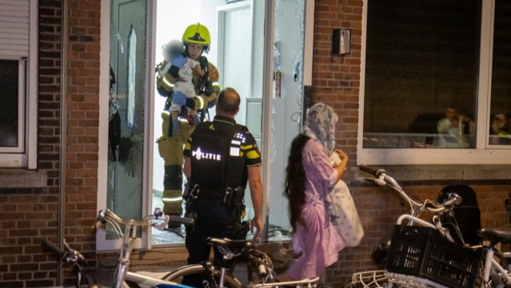Explosie in Schiedam-Oost, baby door brandweer uit woning gehaald