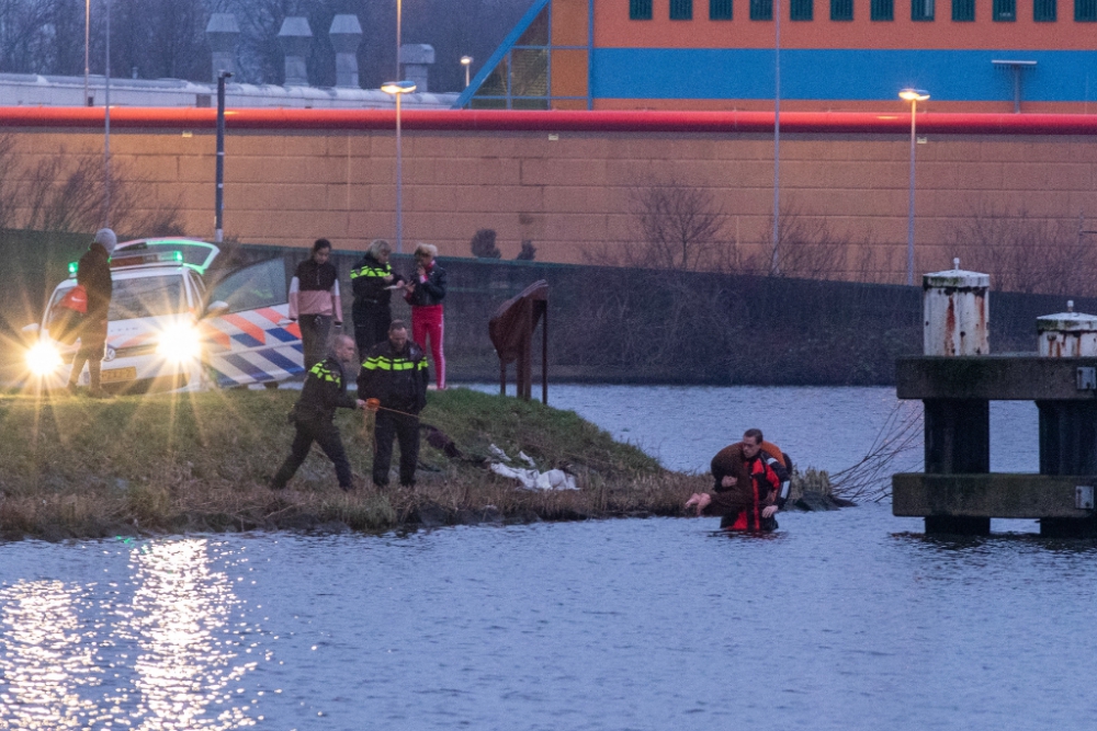 Agent redt meisje (14) uit de Schie