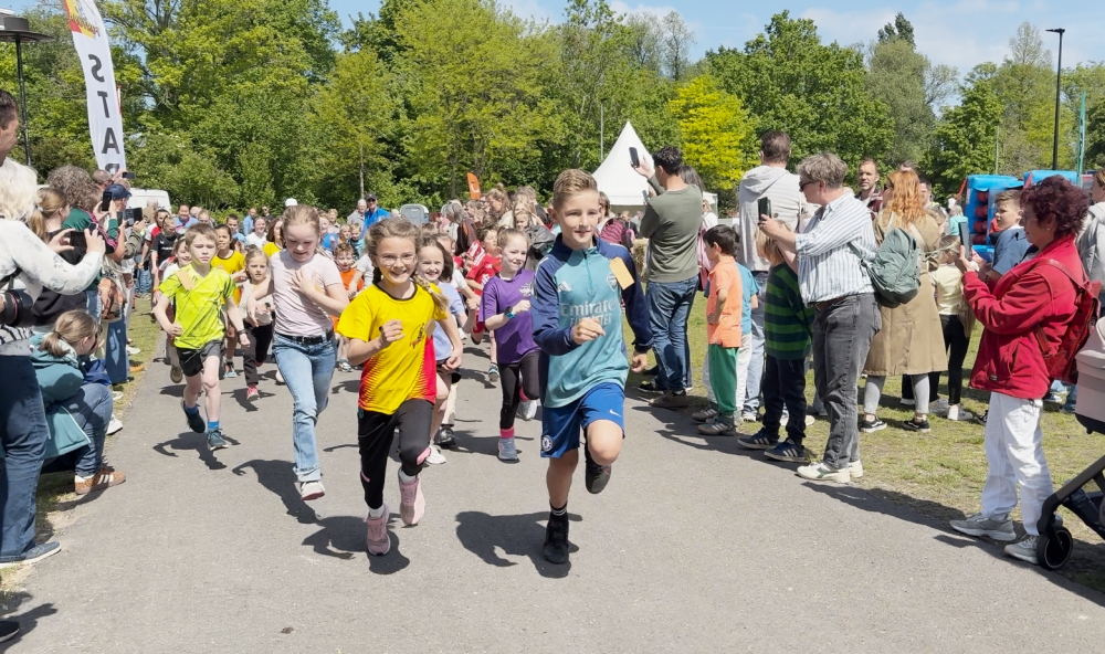 Bevrijdingsdag in het Oranjepark: ‘Iedereen is vrolijk, het is een groot feest’