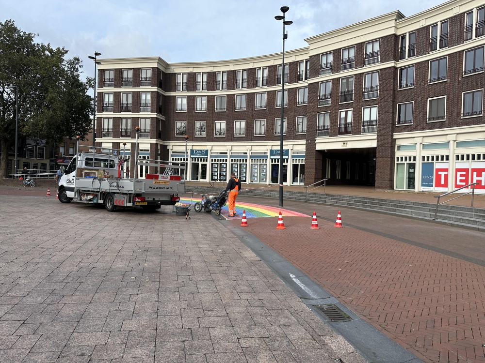 Regenboogzebrapad op Land van Belofte is hersteld