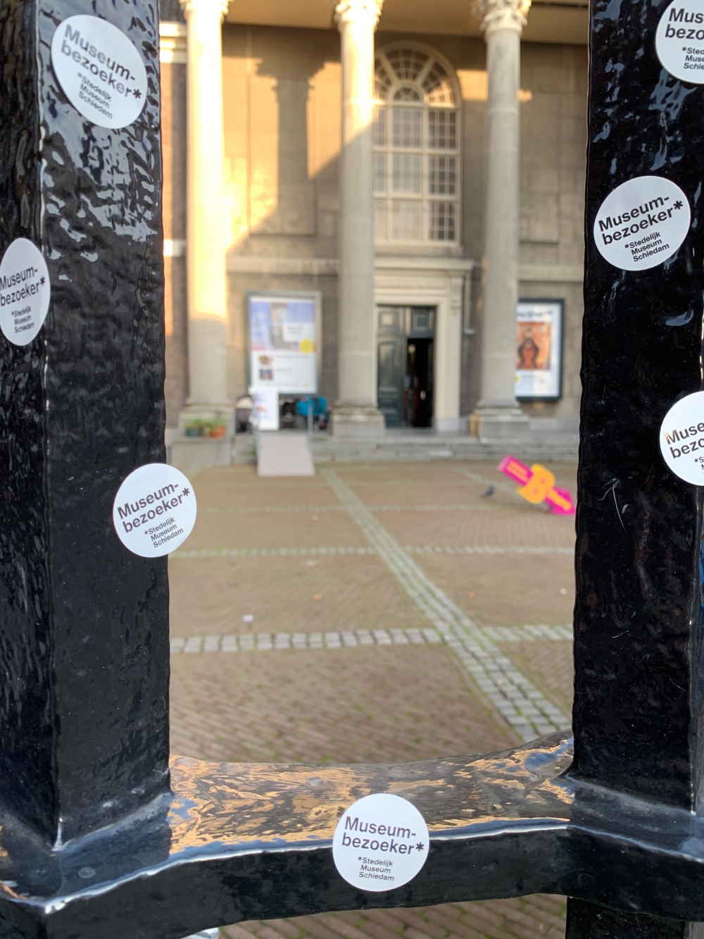 Stedelijk Museum komt met spaarkaart tegen stickeroverlast