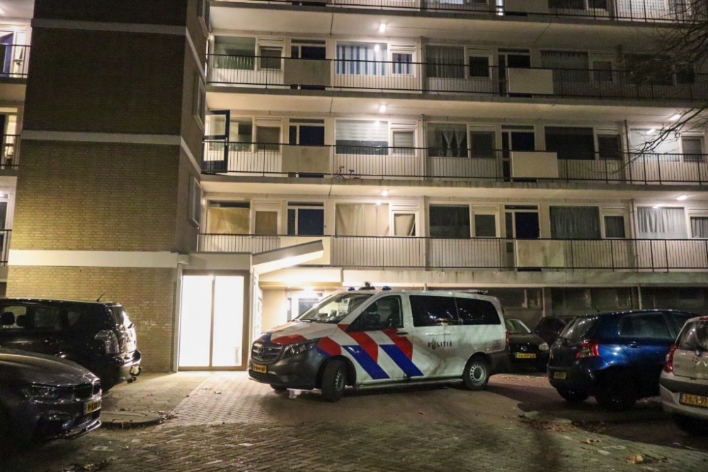 Explosie bij voordeur flatwoning Groenoord, schade valt mee