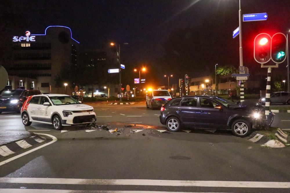 Ravage op Schiedams kruispunt na forse aanrijding tussen twee auto's