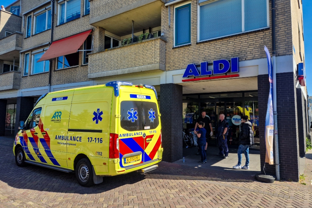 Supermarktmedewerker raakt gewond bij steekpartij