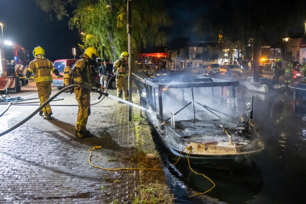 Droom van Vlaardinger gaat in rook op: rondvaartboot brandt uit