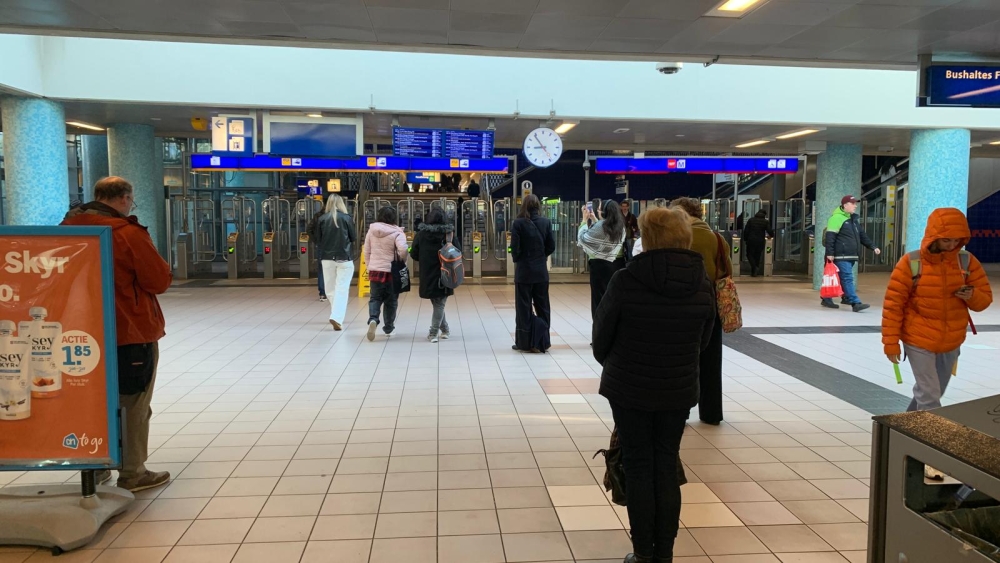 Reizigers gestrand op station Schiedam Centrum na explosiemelding in Rotterdam