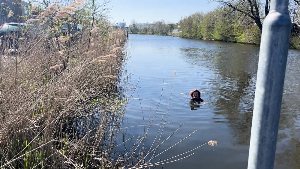 Amateur archeoloog Tristan Tange zoekt naar vondsten in Schiedamse wateren: “Ik heb 800 flessen”