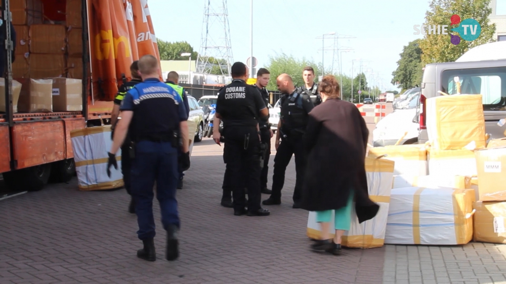 Enorme partij namaak merkkleding en gestolen busjes onderschept in Schiedam