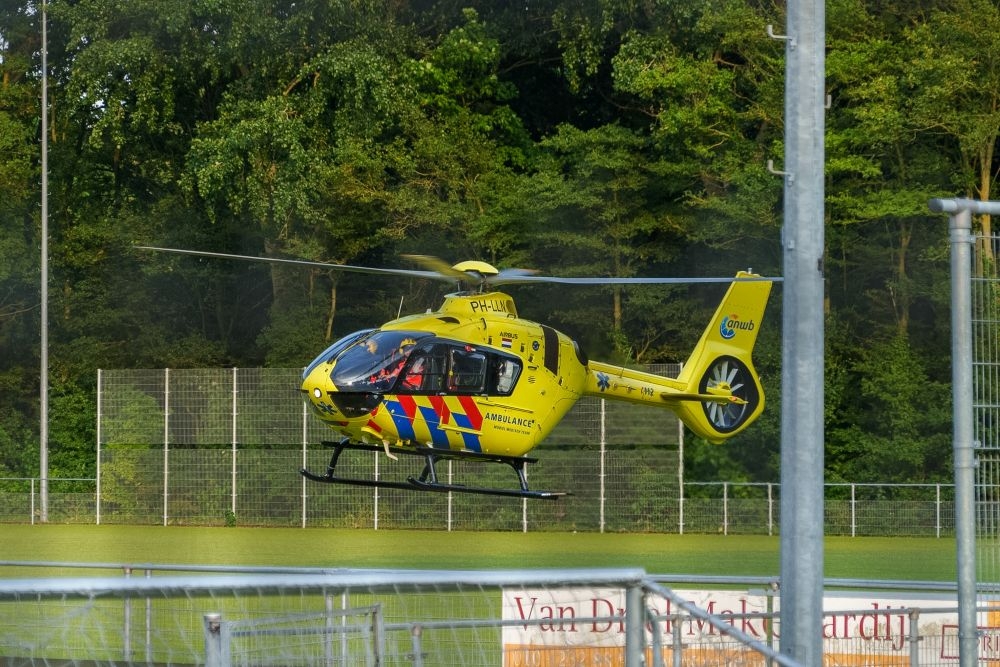 Traumahelikopter landt voor medische noodsituatie Aalscholverlaan