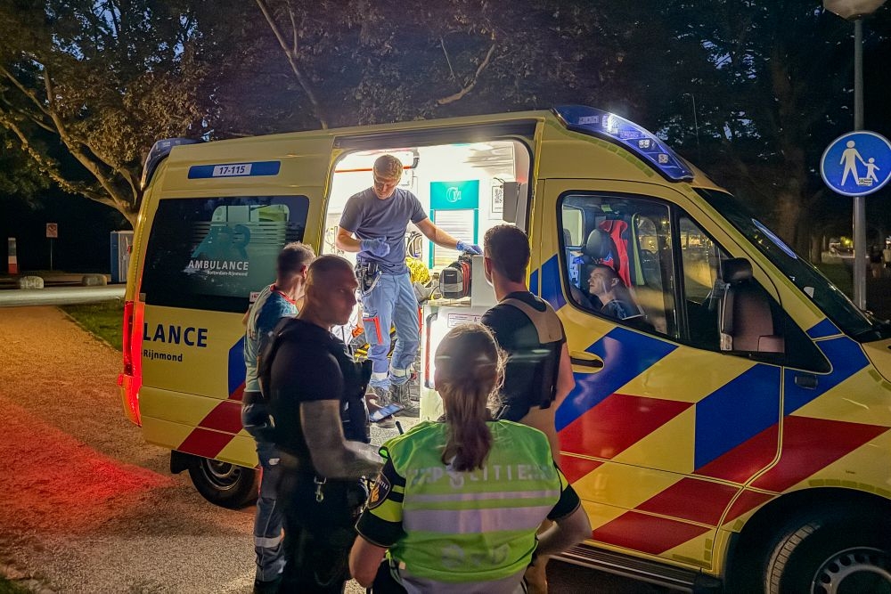 Omstander redt drenkeling uit water Maasboulevard Schiedam