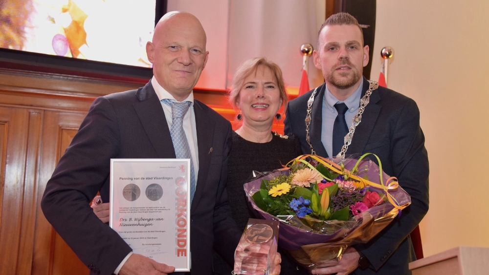 Burgemeester Wijbenga ontvangt meerdere onderscheidingen en cadeaus bij afscheid