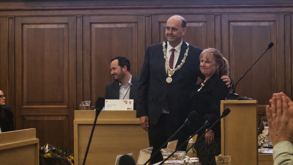 Drie Koninklijke onderscheidingen uitgedeeld bij afscheid Vlaardingse raadsleden