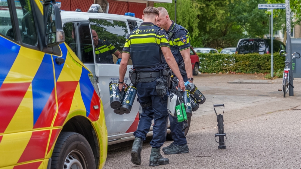 Politie ramt deur woning in en neemt meerdere lachgastanks in beslag