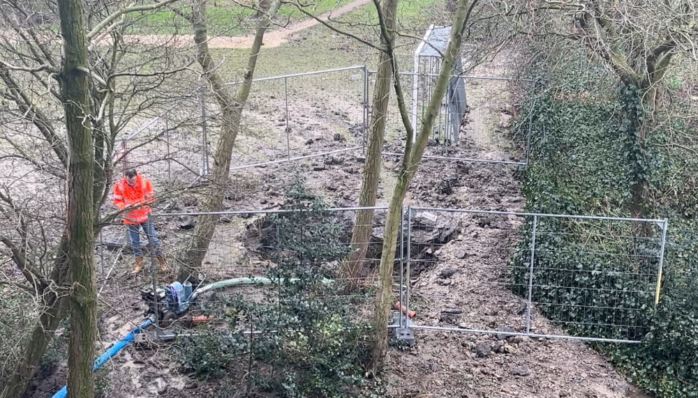 Aan de bovenkant van de foto het voetbalveldje aan de Eksterlaan net na het wegpompen van het water