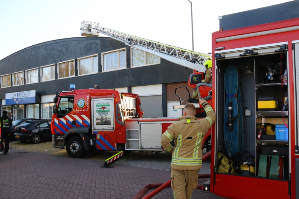 Brand in oven bij bedrijf in de Calandstraat slaat door naar dak