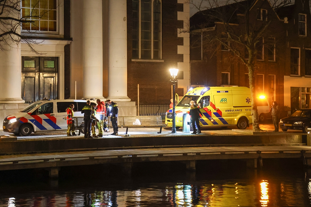 Dronken man wordt door hulpdiensten uit Lange Haven gered