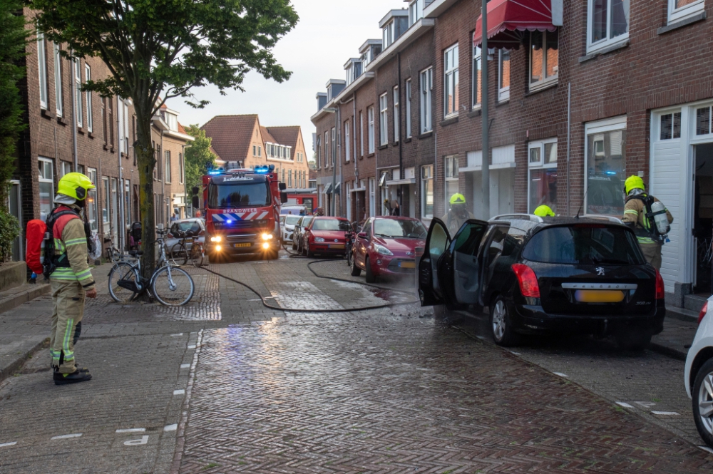 Geparkeerde auto brandt uit in de Gorzen