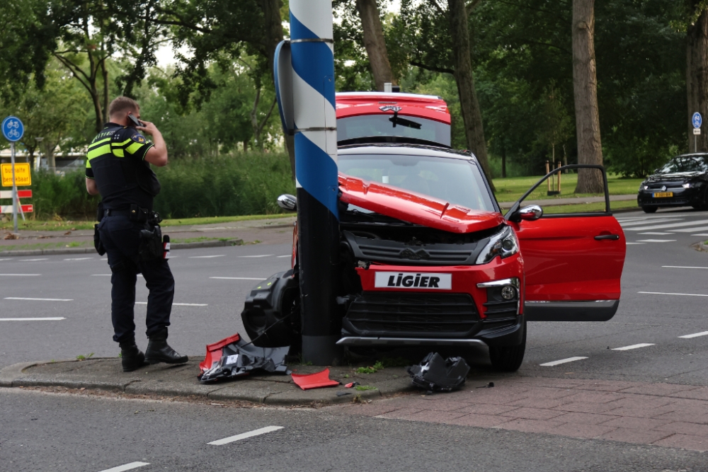 Bejaarde dame klapt met karretje op verkeerspaal