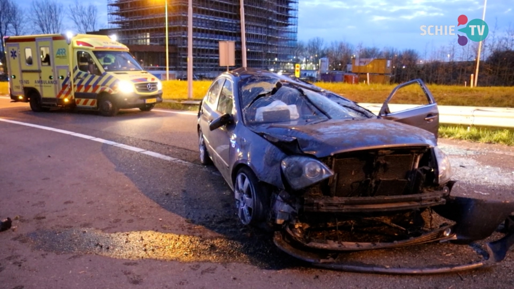 Auto over de kop bij zwaar ongeval afrit A4