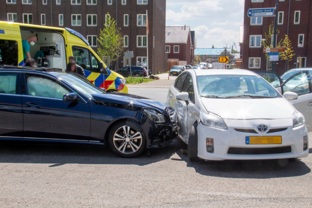 Flinke aanrijding tussen twee auto&#039;s op de Hargalaan