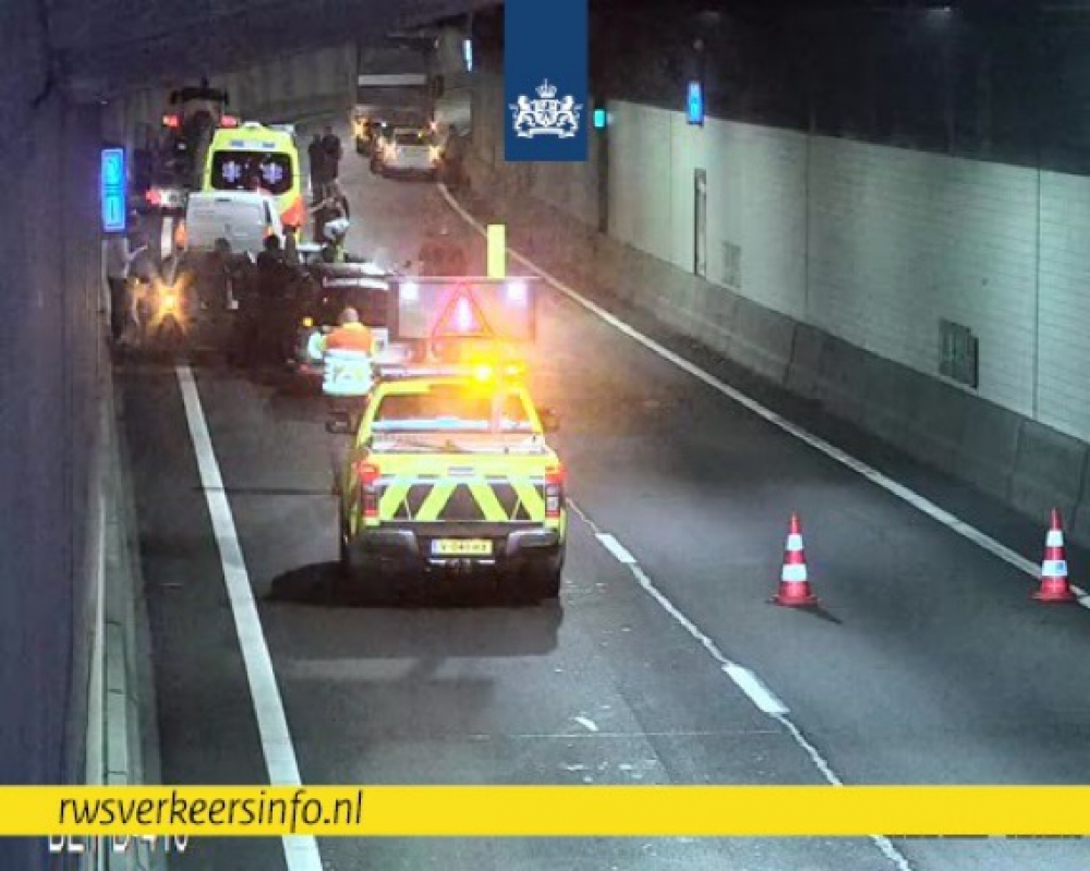 Buis Beneluxtunnel dicht na ongeval met meerdere auto’s