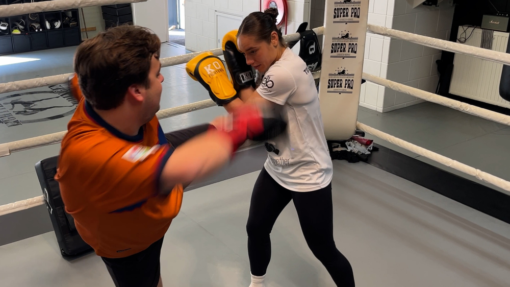 Tessa de Kom verdedigt wereldtitel kickboksen in Japan: 'Dat wil zij gewoon afpakken'