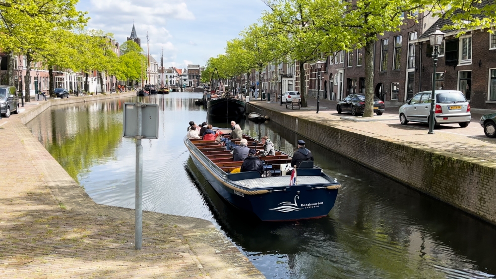 Schiedam vanaf het water: fluisterbootseizoen zonnig van start