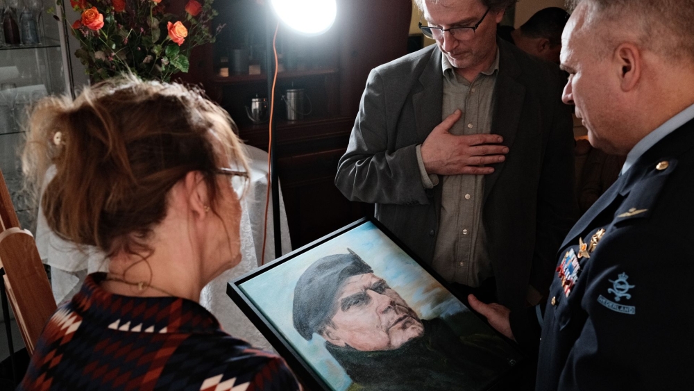 Commandant der Strijdkrachten terug in geboortestad voor overhandiging portret