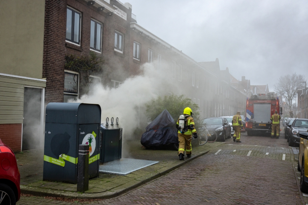 Brandende afvalcontainer zet straat vol rook