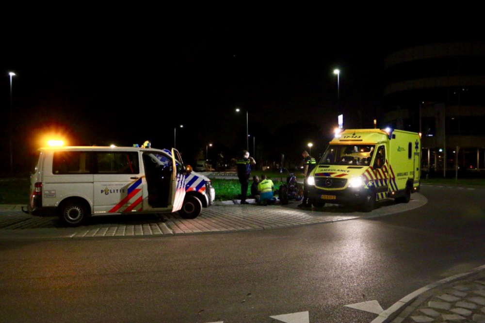 Motorrijder onderuit op rotonde