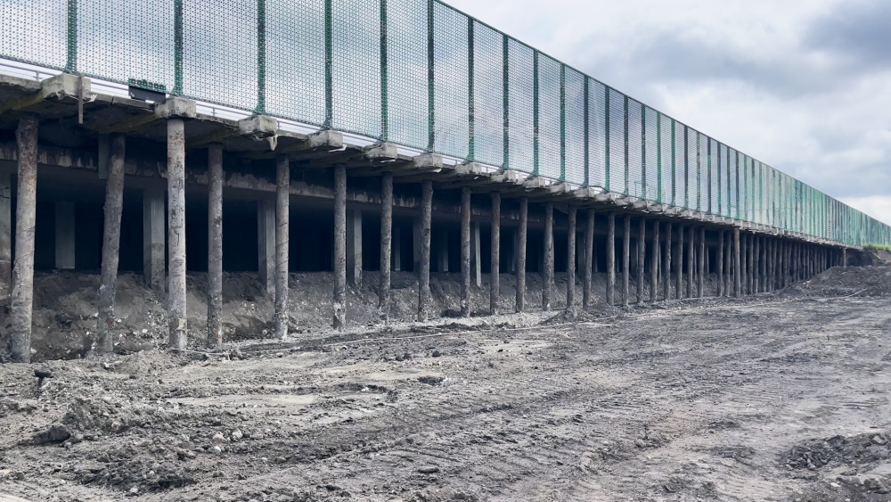 Verzakt sportcomplex boven A4: stille bouwput met geheim akkoord