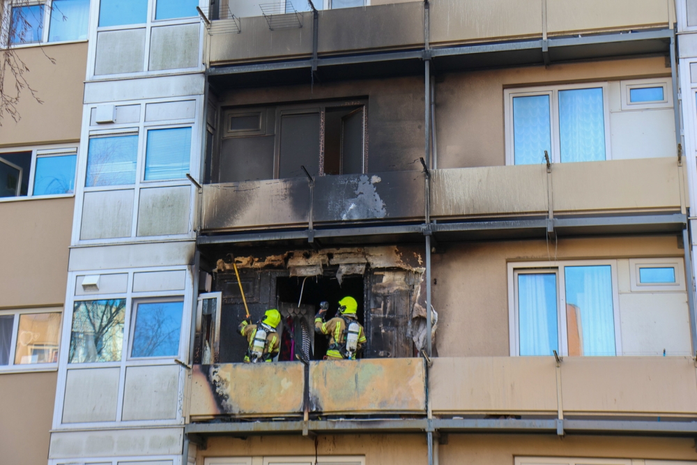 Forse schade door brand in Nieuwland, één persoon loopt brandwonden op